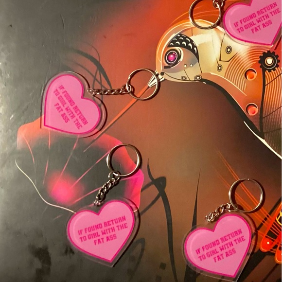 NWT-PINK HEART FUN KEY CHAIN “IF FOUND RETURN TO THE GIRL WITH THE FAT A**”. - Picture 2 of 2